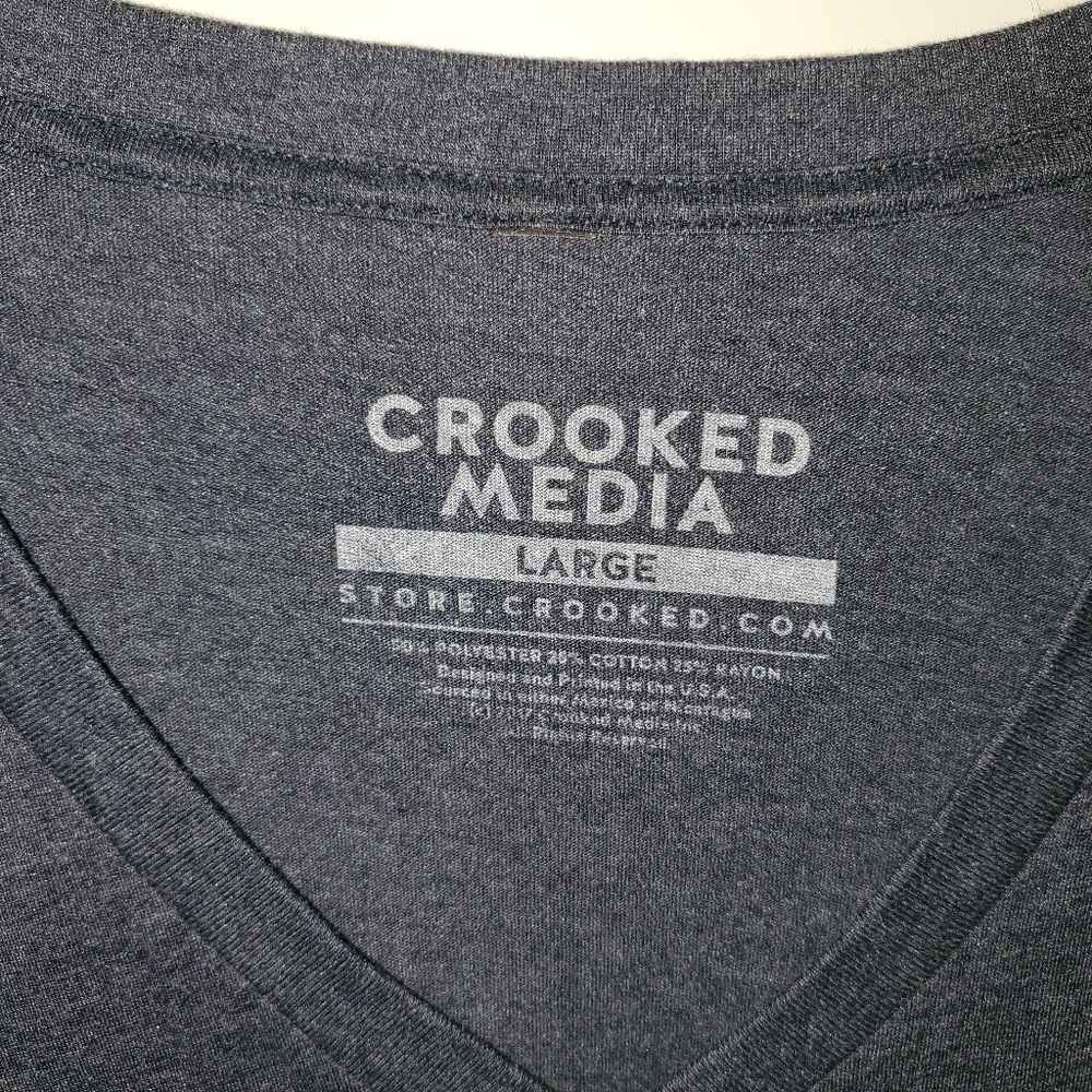 𝅺CROOKED Media "Friend of the Pod" v-neck t-shirt - Picture 4 of 7